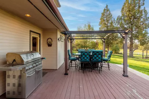 Exterior - 22122 Neff Rd, Bend, OR 97701 photo 7 of 15