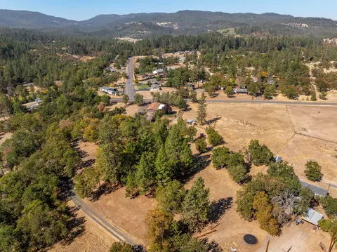 6100 Rogue River Dr, Eagle Point, OR 97524 photo 2