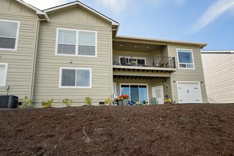 Exterior - 209 Skyhawk Dr, Eagle Point, OR 97524 photo 5 of 8