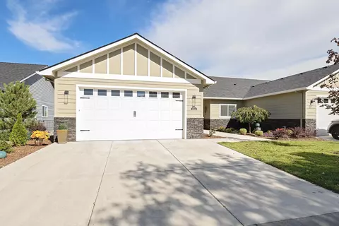 Exterior - 209 Skyhawk Dr, Eagle Point, OR 97524 photo 2 of 8