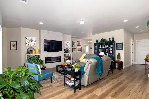 Living - 209 Skyhawk Dr, Eagle Point, OR 97524 photo 2 of 4