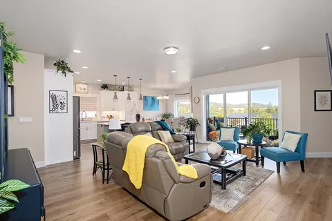 Living - 209 Skyhawk Dr, Eagle Point, OR 97524 photo 3 of 4