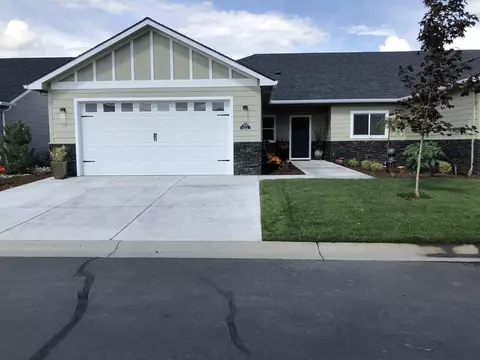 Exterior - 209 Skyhawk Dr, Eagle Point, OR 97524 photo 7 of 8