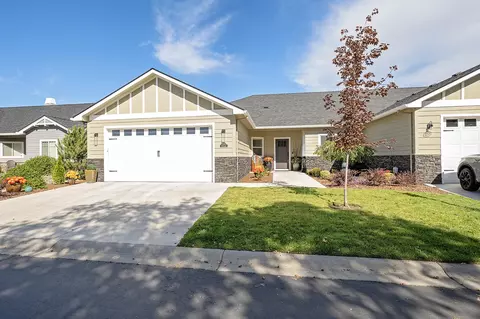 Exterior - 209 Skyhawk Dr, Eagle Point, OR 97524 photo 3 of 8