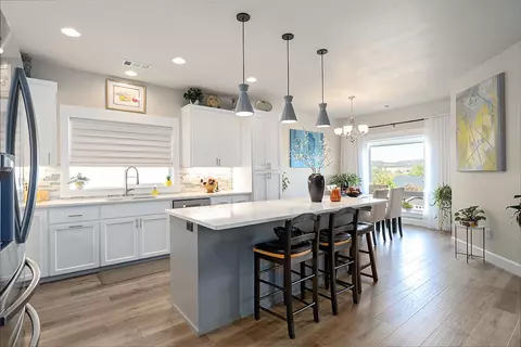 Kitchen - 209 Skyhawk Dr, Eagle Point, OR 97524 photo 2 of 3