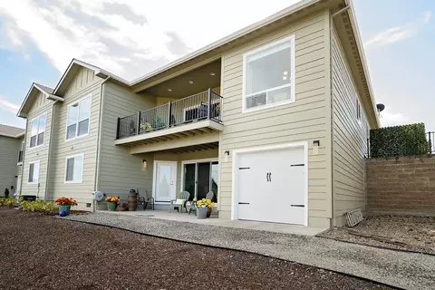 Exterior - 209 Skyhawk Dr, Eagle Point, OR 97524 photo 6 of 8