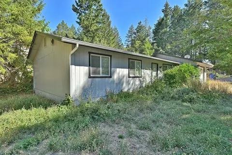 237 Shadowbrook Dr, Cave Junction, OR 97523