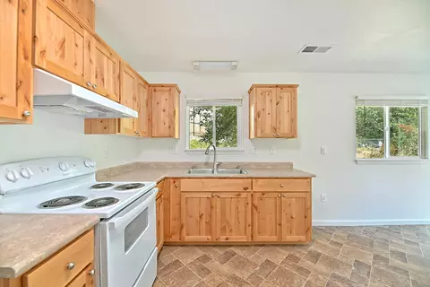 Kitchen - 237 Shadowbrook Dr, Cave Junction, OR 97523 photo 3 of 4