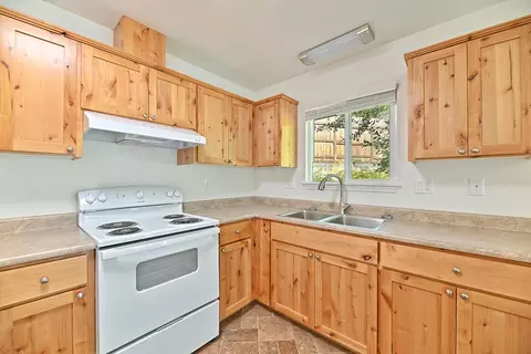 Kitchen - 237 Shadowbrook Dr, Cave Junction, OR 97523 photo 2 of 4