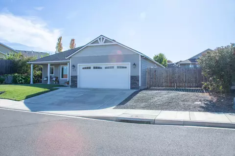 113 Cedric Ct, Eagle Point, OR 97524 photo 2