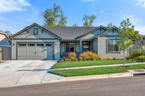 3975 Arizona Dr, Medford, OR 97504