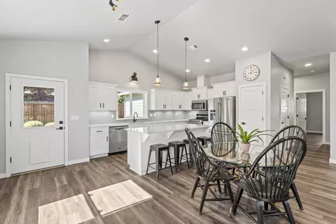 890 NW Cooke Ave, Grants Pass, OR 97526