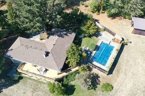 203 Mobley Dr, Azalea, OR 97410
