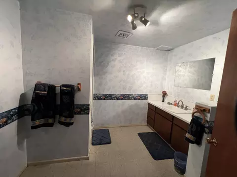 Bath - 203 Mobley Dr, Azalea, OR 97410 photo 3 of 4