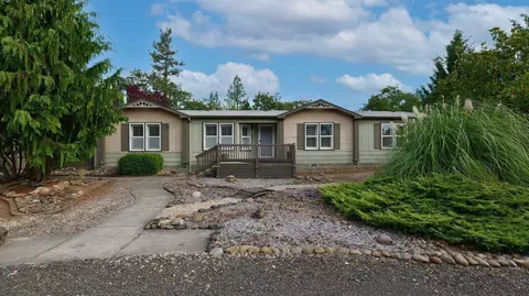 616 Rogue Air Dr, Shady Cove, OR 97539