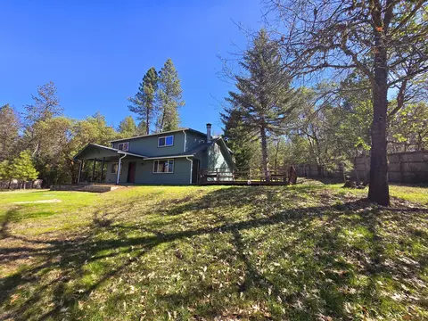 379 Sleepy Hollow Loop, Grants Pass, OR 97527