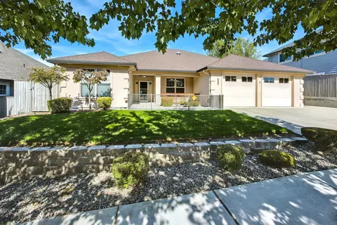 3953 Crystal Springs Dr, Medford, OR 97504