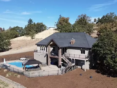 2417 Glory C Rd, Medford, OR 97501