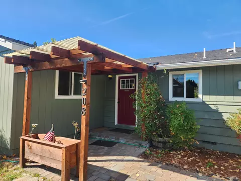 208 Corcoran Ln, Central Point, OR 97502