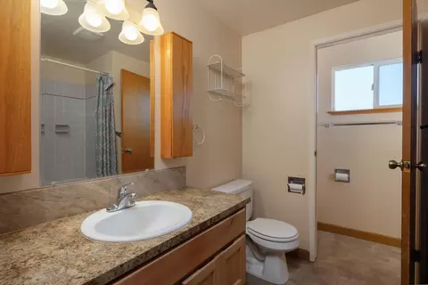 Bath - 61683 Daly Estates Dr, Bend, OR 97702 photo 2 of 4