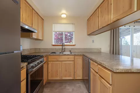 Kitchen - 61683 Daly Estates Dr, Bend, OR 97702 photo 2 of 4