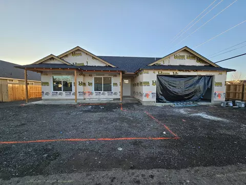 10 Birdie Dr, Eagle Point, OR 97524