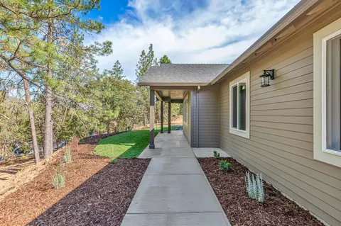6050 Castle Terrace Dr, Central Point, OR 97502 photo 3