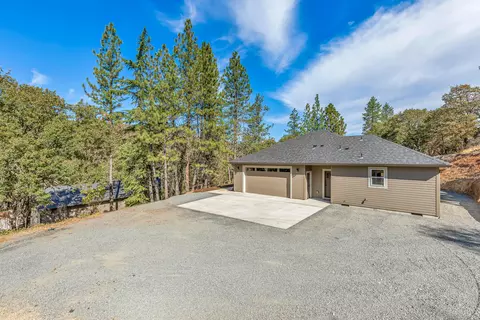 6050 Castle Terrace Dr, Central Point, OR 97502