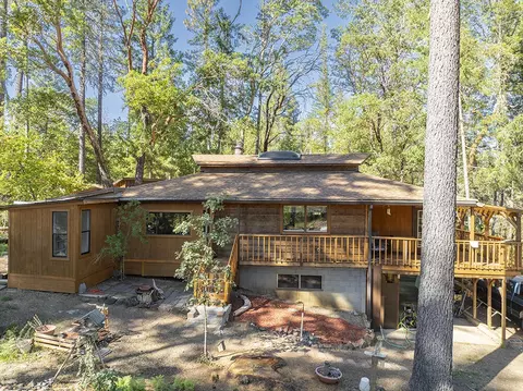 604 Draper Valley Rd, Selma, OR 97538