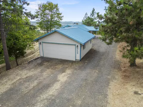 Exterior - 943 Leafwood Dr, Eagle Point, OR 97524 photo 14 of 15