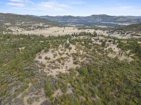 View/Area - 943 Leafwood Dr, Eagle Point, OR 97524 photo 7 of 14