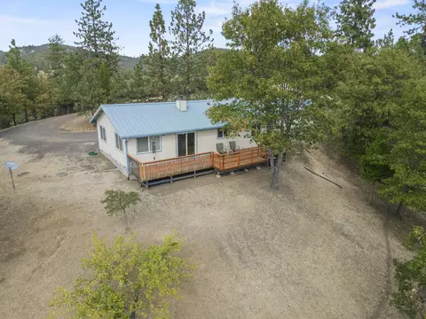 Exterior - 943 Leafwood Dr, Eagle Point, OR 97524 photo 10 of 15