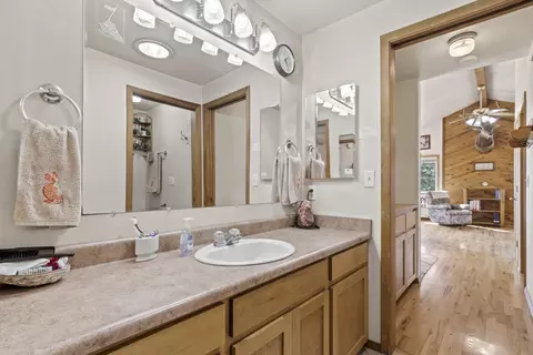 Bath - 943 Leafwood Dr, Eagle Point, OR 97524 photo 1 of 2