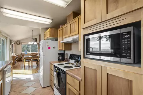 Kitchen - 943 Leafwood Dr, Eagle Point, OR 97524 photo 2 of 3