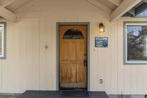 Exterior - 943 Leafwood Dr, Eagle Point, OR 97524 photo 3 of 15