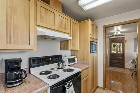 Kitchen - 943 Leafwood Dr, Eagle Point, OR 97524 photo 3 of 3