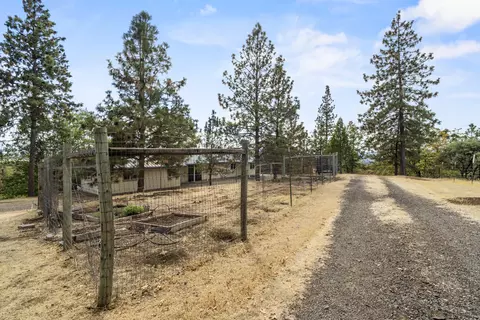 Exterior - 943 Leafwood Dr, Eagle Point, OR 97524 photo 9 of 15