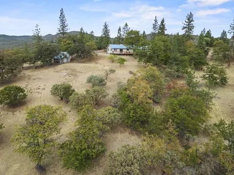 Exterior - 943 Leafwood Dr, Eagle Point, OR 97524 photo 13 of 15