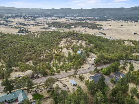 View/Area - 943 Leafwood Dr, Eagle Point, OR 97524 photo 8 of 14