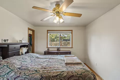 Bedroom - 943 Leafwood Dr, Eagle Point, OR 97524 photo 2 of 3
