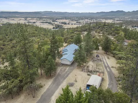 View/Area - 943 Leafwood Dr, Eagle Point, OR 97524 photo 1 of 14