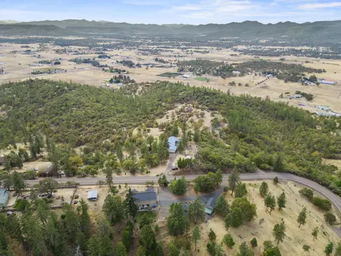 View/Area - 943 Leafwood Dr, Eagle Point, OR 97524 photo 2 of 14