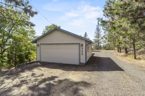 Exterior - 943 Leafwood Dr, Eagle Point, OR 97524 photo 2 of 15