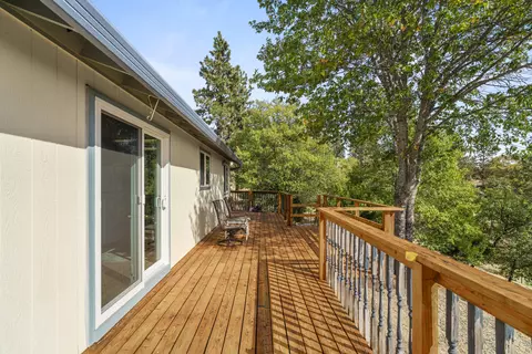 Exterior - 943 Leafwood Dr, Eagle Point, OR 97524 photo 5 of 15