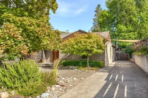 588 S Mountain Ave, Ashland, OR 97520