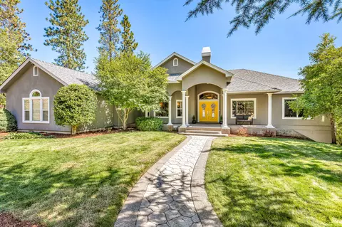 215 Surrey Dr, Jacksonville, OR 97530