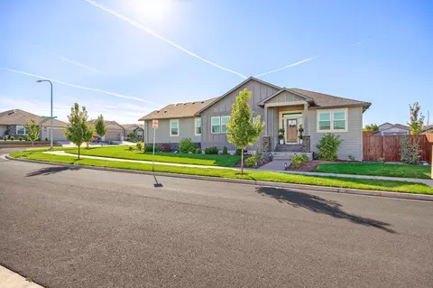 3240 Fallen Oak Dr, Medford, OR 97504