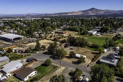 144-166 Reager St, Medford, OR 97501