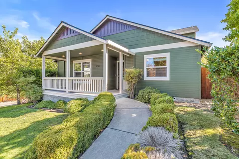 340 Hemlock Ln, Ashland, OR 97520