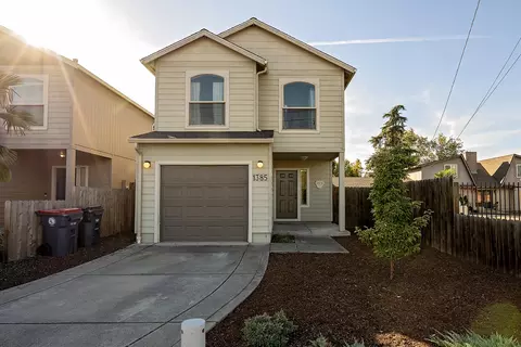 1385 Circle Wood Dr, Central Point, OR 97502
